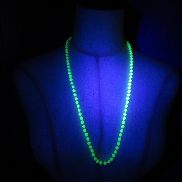 Uranium Glass bicone bead necklace - Picture 8 of 9